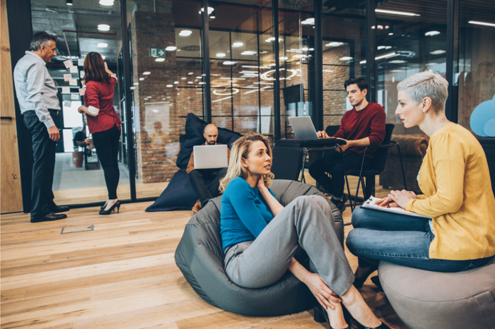 Wyposażenie nowoczesnej przestrzeni coworkingowej: Podstawy i ulepszenia